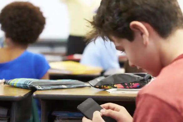 Saudi Arabia bans mobile phones in schools